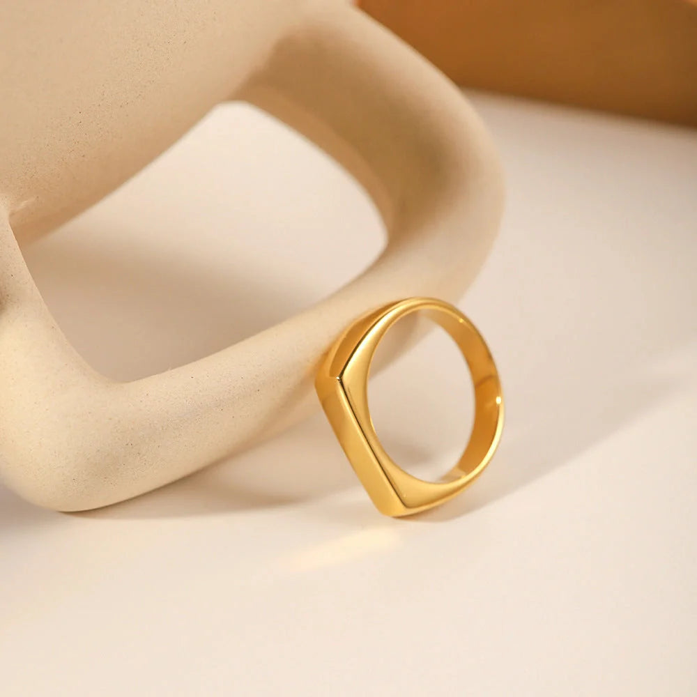 Elegant French retro gold titanium steel ring with geometric design