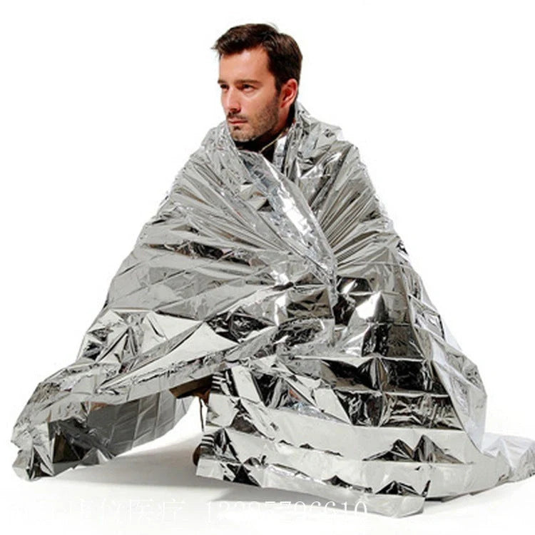 Double-sided silver and gold emergency survival blanket for outdoor use