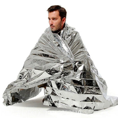 Double-sided silver and gold emergency survival blanket for outdoor use
