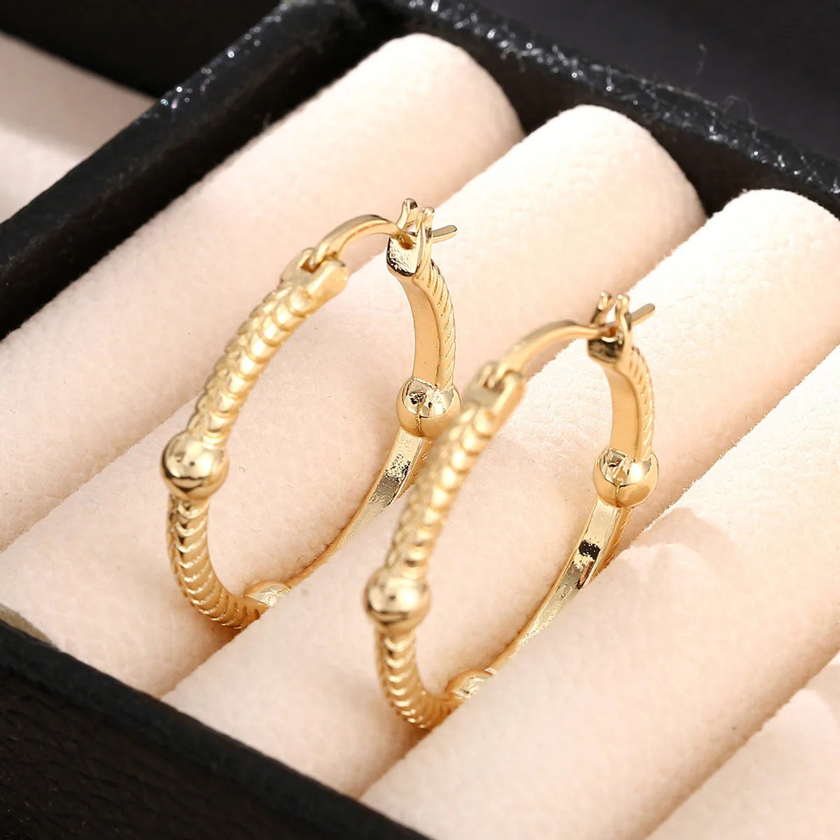 Retro geometric round earrings in gold, silver, and rose gold for a vintage look