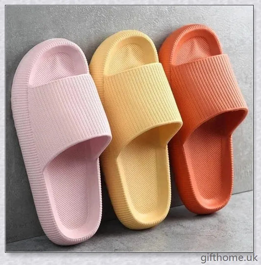 Comfortable 4cm thick-soled anti-skid bathroom slippers in various sizes and colours