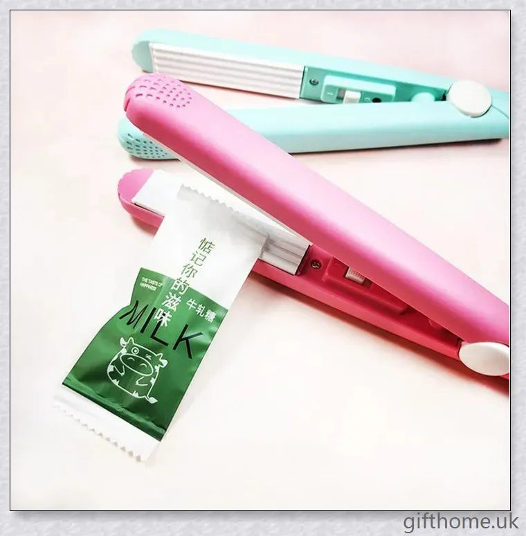 Ceramic Mini Hair Curler with 3D floating plate, smart temperature control, and tourmaline ceramic plates for smooth, long-lasting hairstyles.