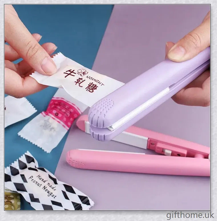 Ceramic Mini Hair Curler with 3D floating plate, smart temperature control, and tourmaline ceramic plates for smooth, long-lasting hairstyles.