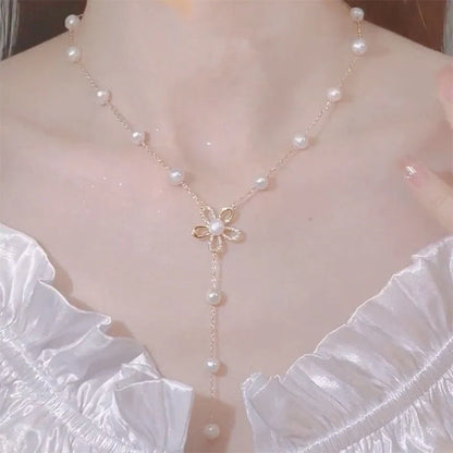 Freshwater pearl necklace with flower design and real gold plating