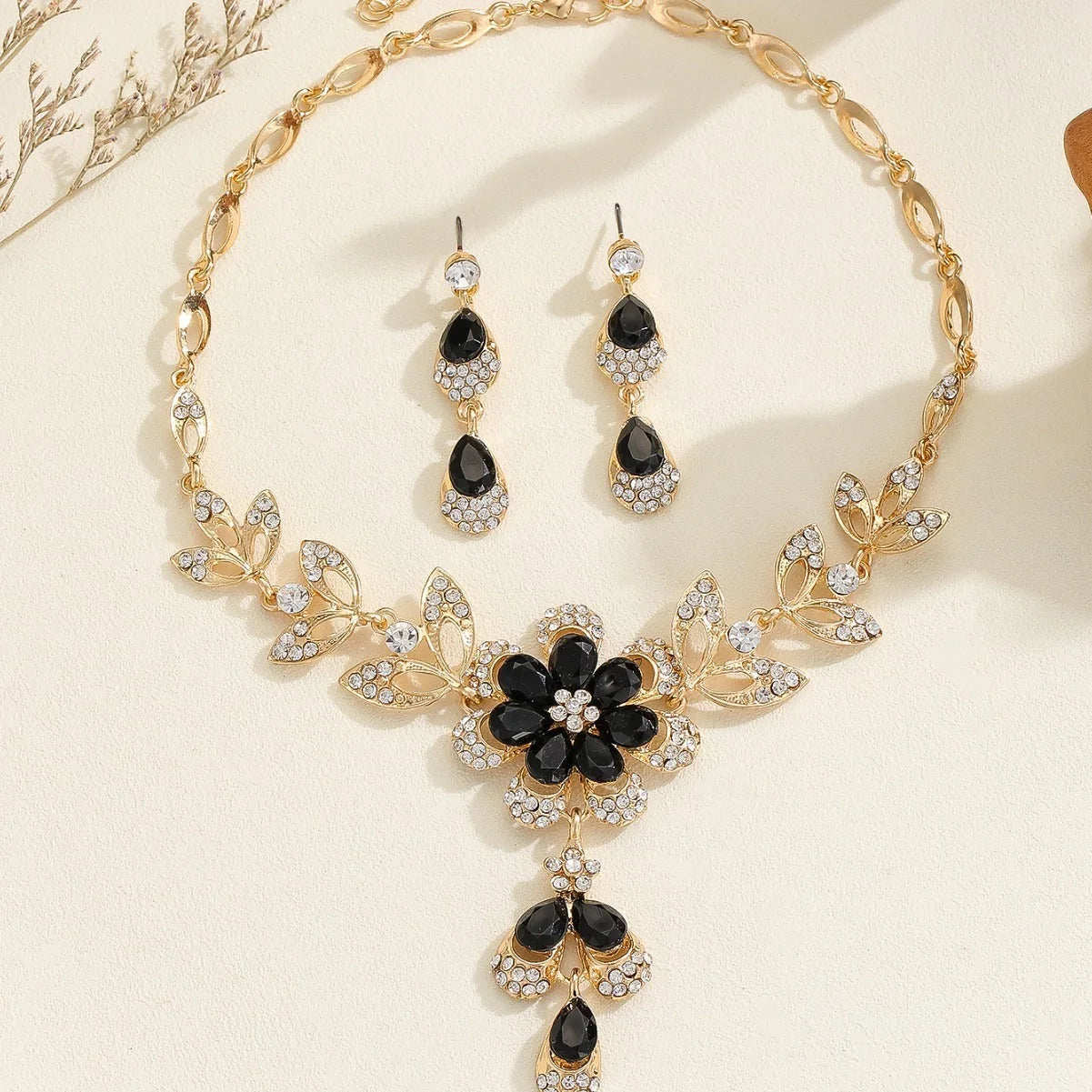 Vintage-inspired floral necklace and earrings set in alloy and resin