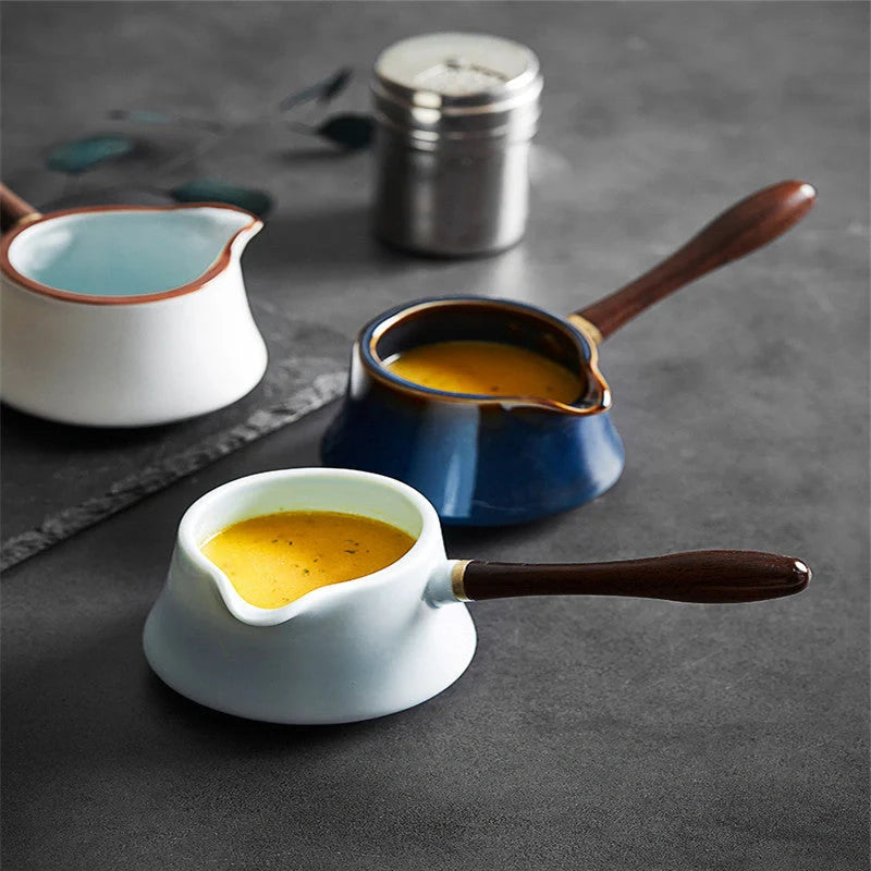 Porcelain milk jug with acacia wood handle and V-shaped spout, 200ml capacity