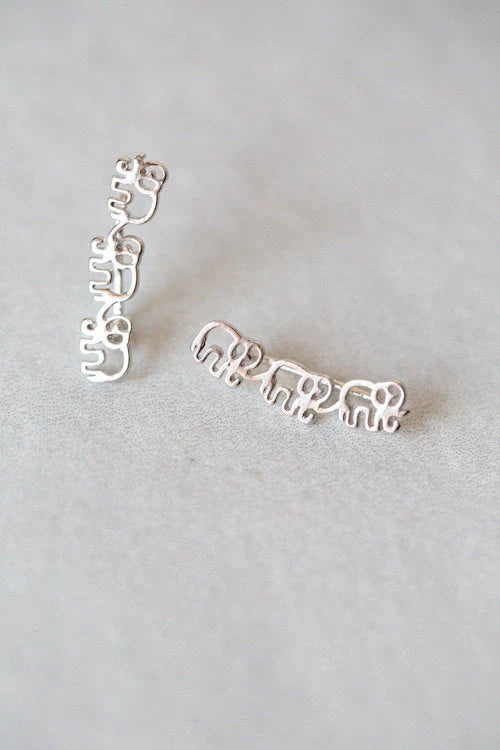 Elegant daisy stud earrings in golden and silvery colours, a timeless floral accessory for women