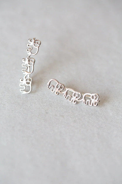 Elegant daisy stud earrings in golden and silvery colours, a timeless floral accessory for women