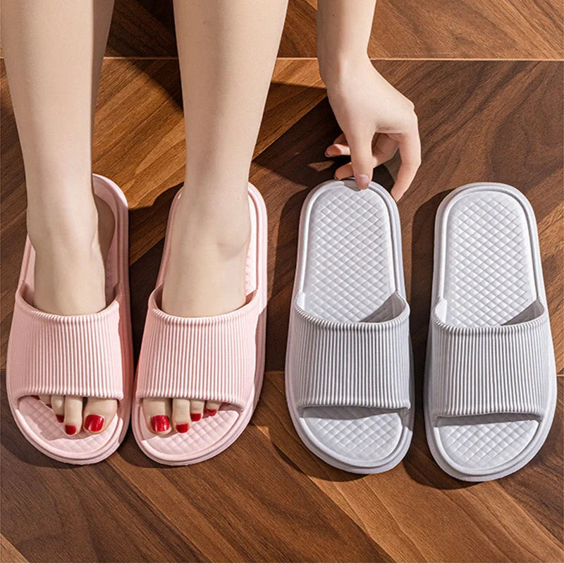 Stylish non-slip summer slippers for men and women in various colours