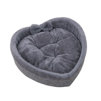 Cozy heart-shaped pet bed made of soft, plush material for comfortable sleep and relaxation for dogs and cats
