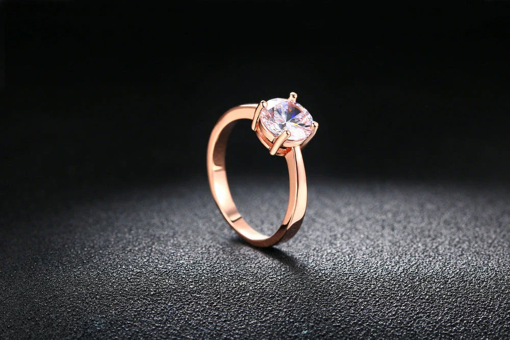 Elegant rose gold and zircon ring with a geometric design and sparkling zircon stones