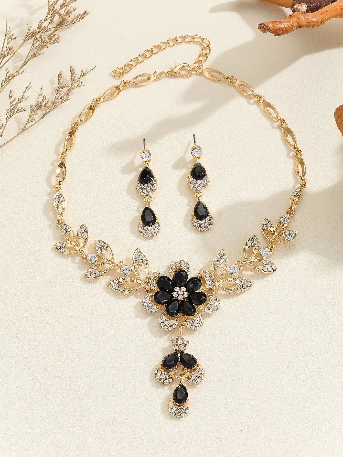 Vintage-inspired floral necklace and earrings set in alloy and resin