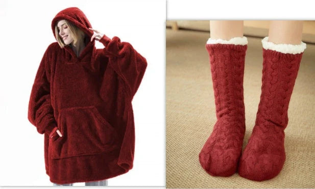Cozy oversized hooded sweatshirt with big front pocket, made of soft double-sided fleece fabric in a variety of classic colors.