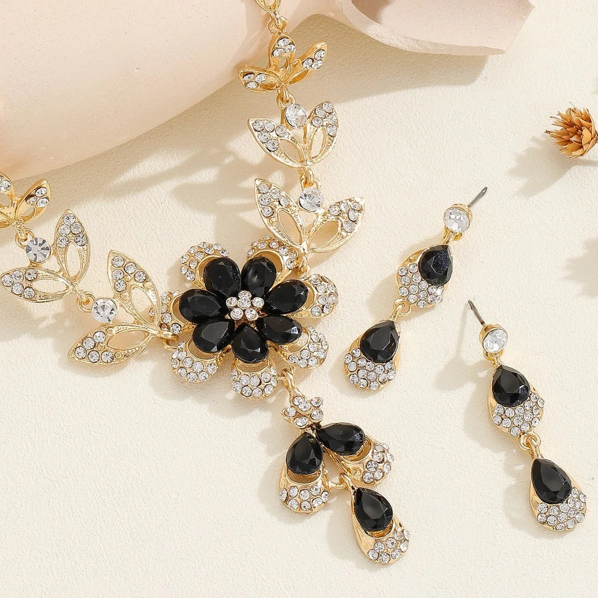 Vintage-inspired floral necklace and earrings set in alloy and resin