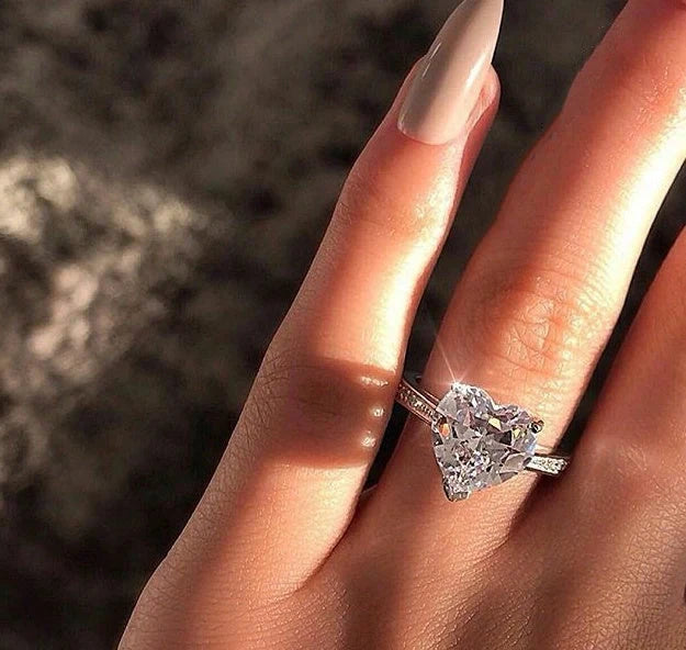 Heart-shaped zircon ring with white gold plating for engagements