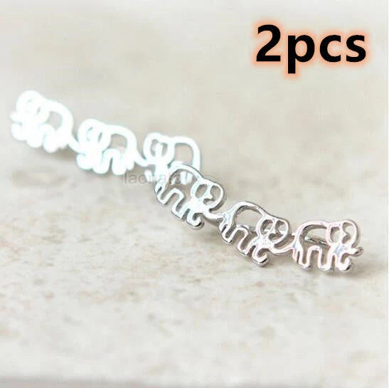 Elegant daisy stud earrings in golden and silvery colours, a timeless floral accessory for women
