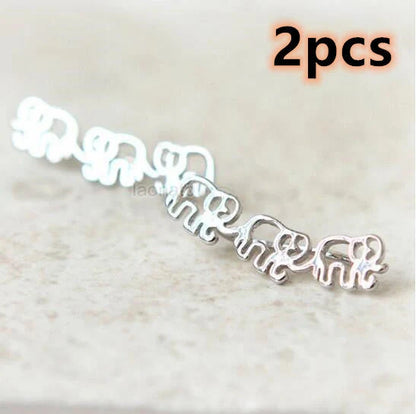 Elegant daisy stud earrings in golden and silvery colours, a timeless floral accessory for women