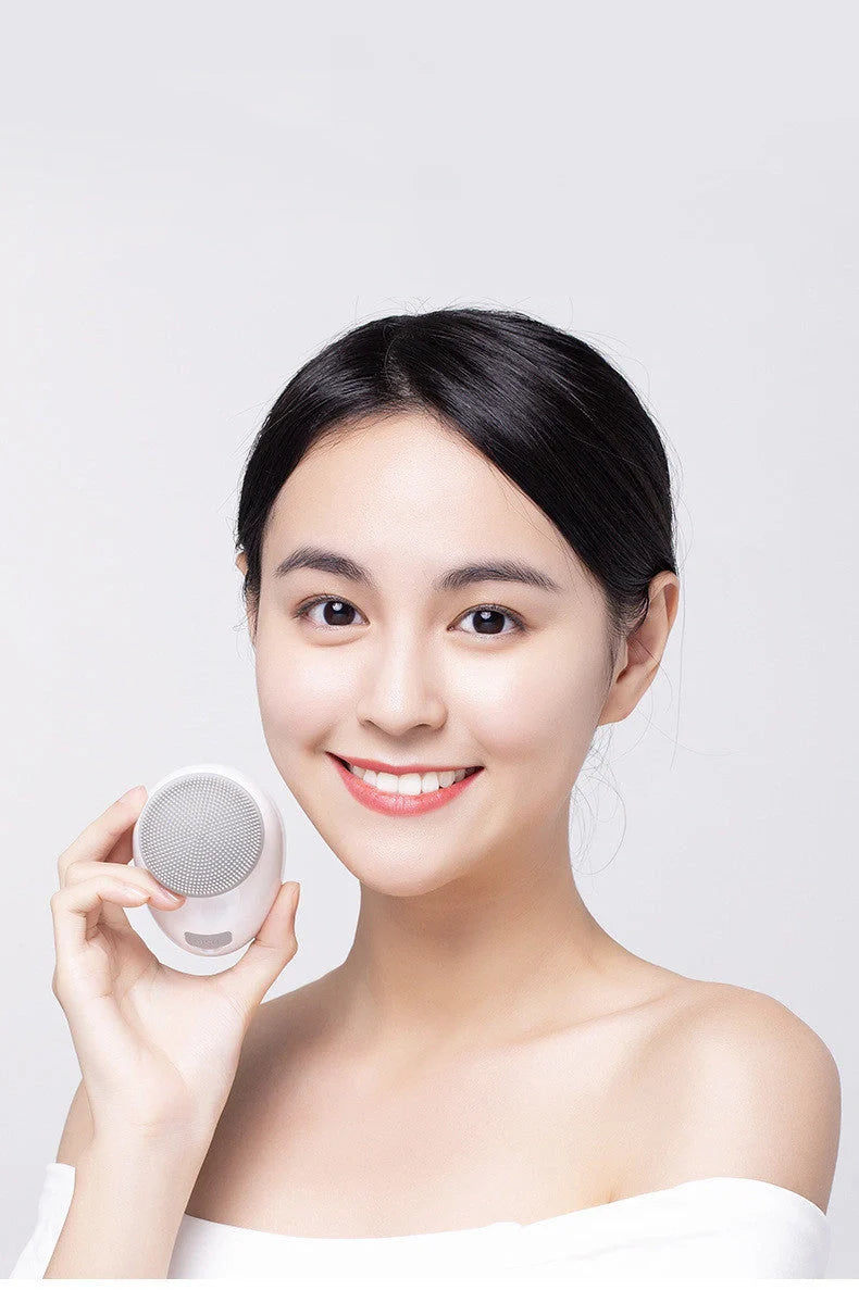 USB Charging Facial Cleansing Massager with silicone bristles and ergonomic design