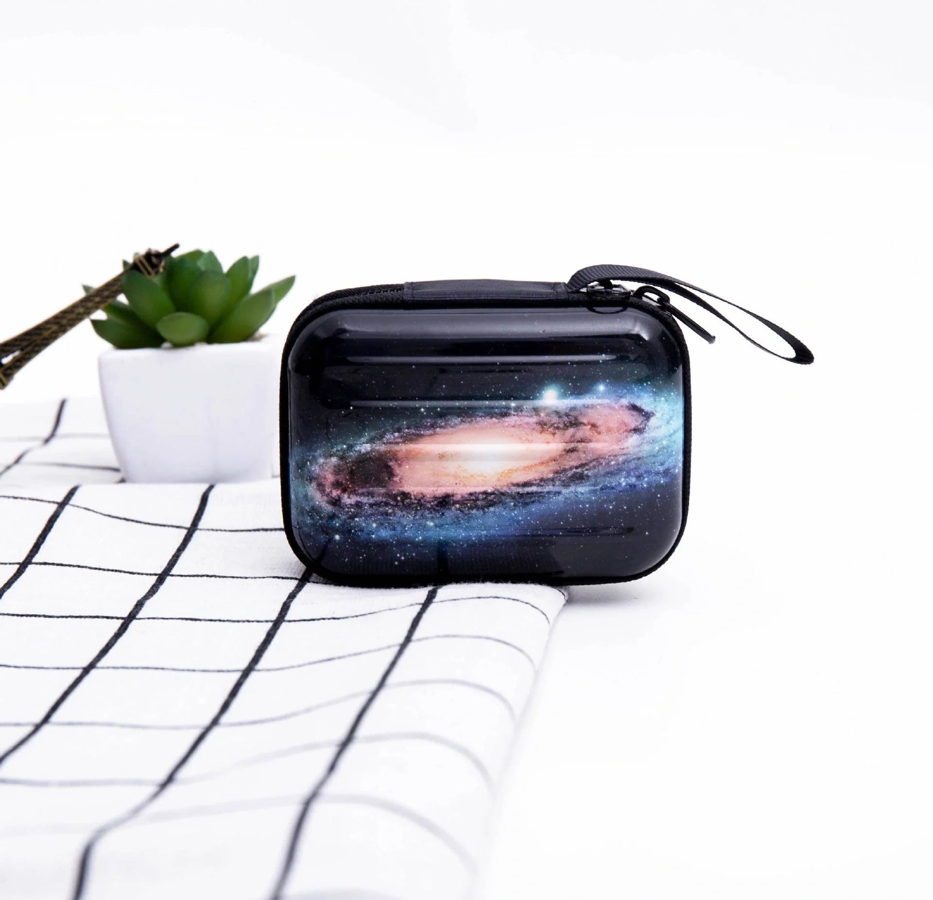 Tinplate coin purse with anime-inspired cartoon graphics, available in various stylish designs