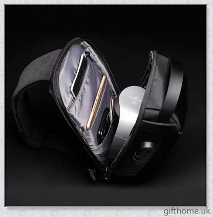 Anti-theft crossbody bag made of abrasion-resistant and scratch-resistant fabric, with USB charging and custom lock system
