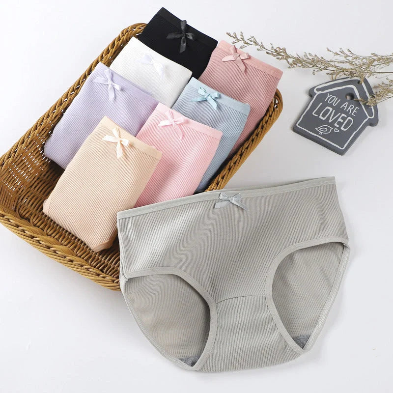 Breathable women's mid-rise non-marking shorts in solid colours