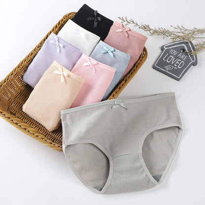 Breathable women's mid-rise non-marking shorts in solid colours