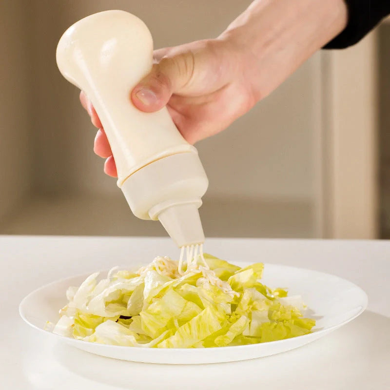 Five-hole scale squeezing sauce bottle with lid for precise kitchen use