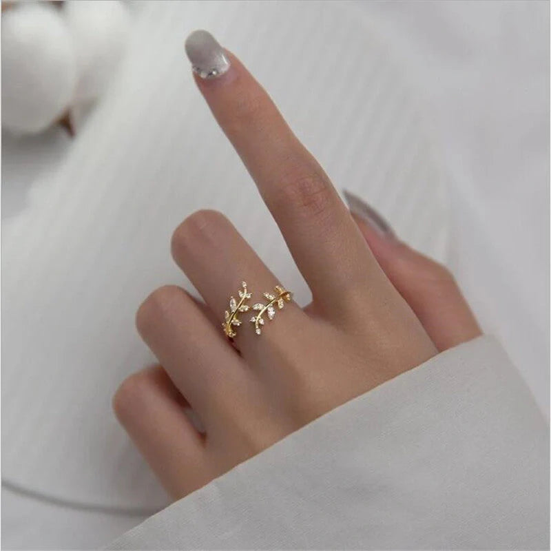 Branch Ring for Women in silver and gold, featuring a unique leaf design