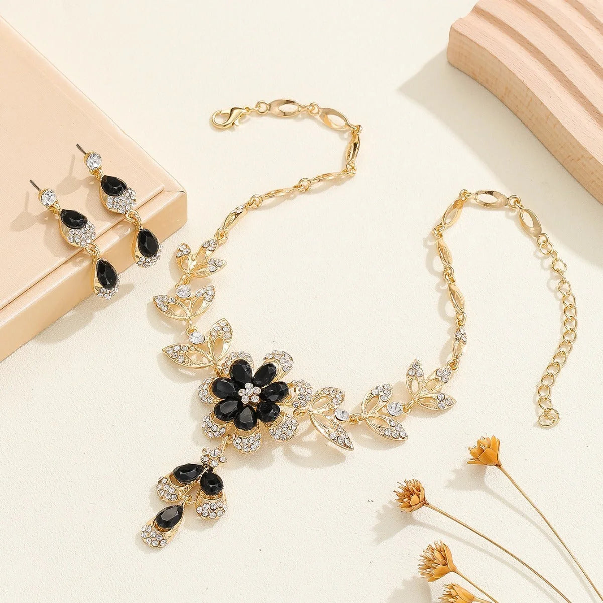 Vintage-inspired floral necklace and earrings set in alloy and resin