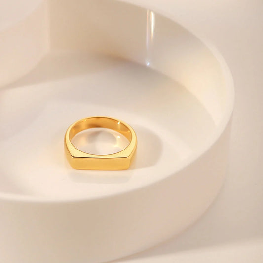 Elegant French retro gold titanium steel ring with geometric design