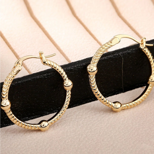 Retro geometric round earrings in gold, silver, and rose gold for a vintage look