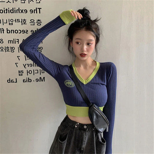Stylish knitted jumper with V-neck, slim fit, and contrast stitching details