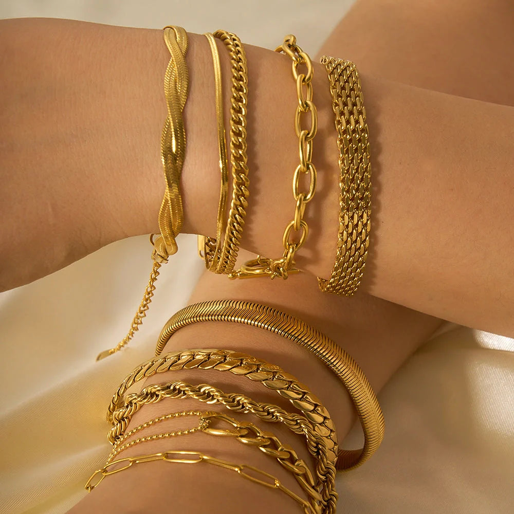 Stainless steel bracelet with real gold treatment in various colours, featuring geometry shapes and ring elements