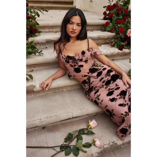 Elegant summer maxi skirt and cropped top set in pink, featuring a V-neck top and ankle-length flowing skirt