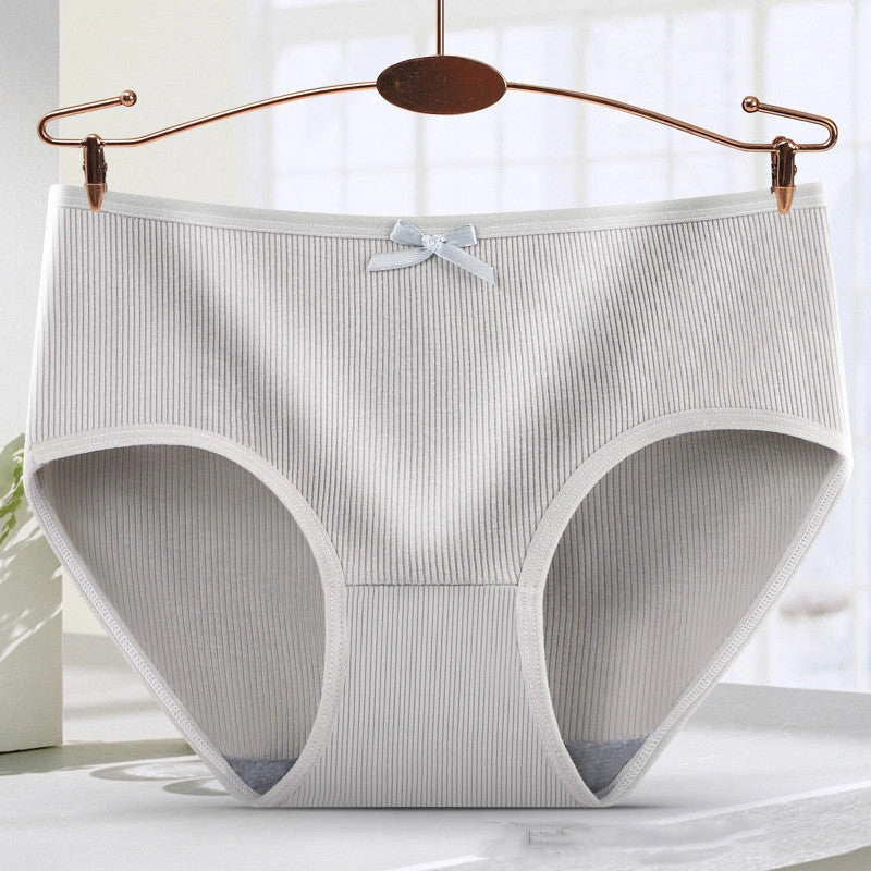 Breathable women's mid-rise non-marking shorts in solid colours