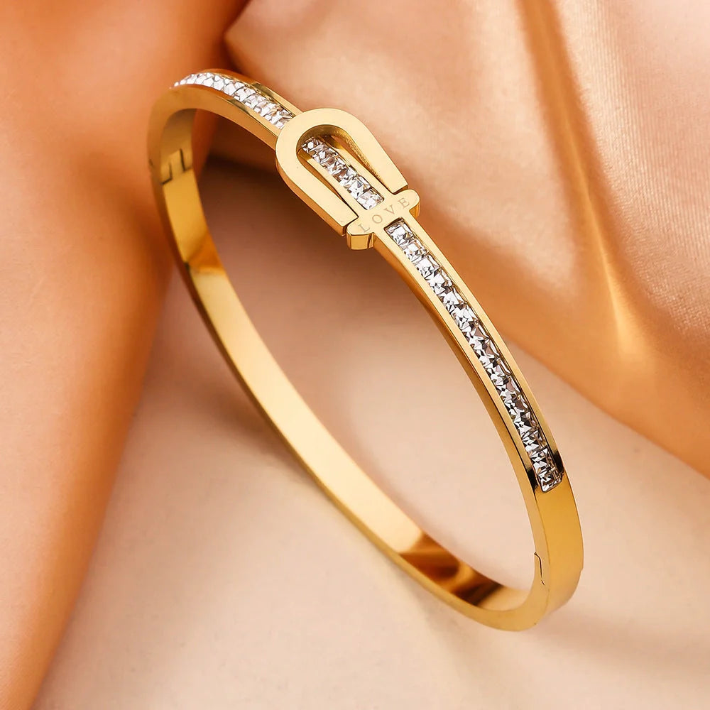 Gold-plated stainless steel fashion bracelet for women with gang drill elements