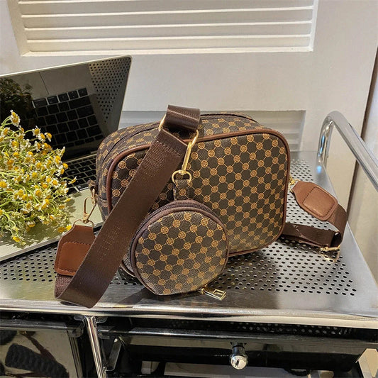 Trendy women's crossbody pouch in plaid design with shoulder strap