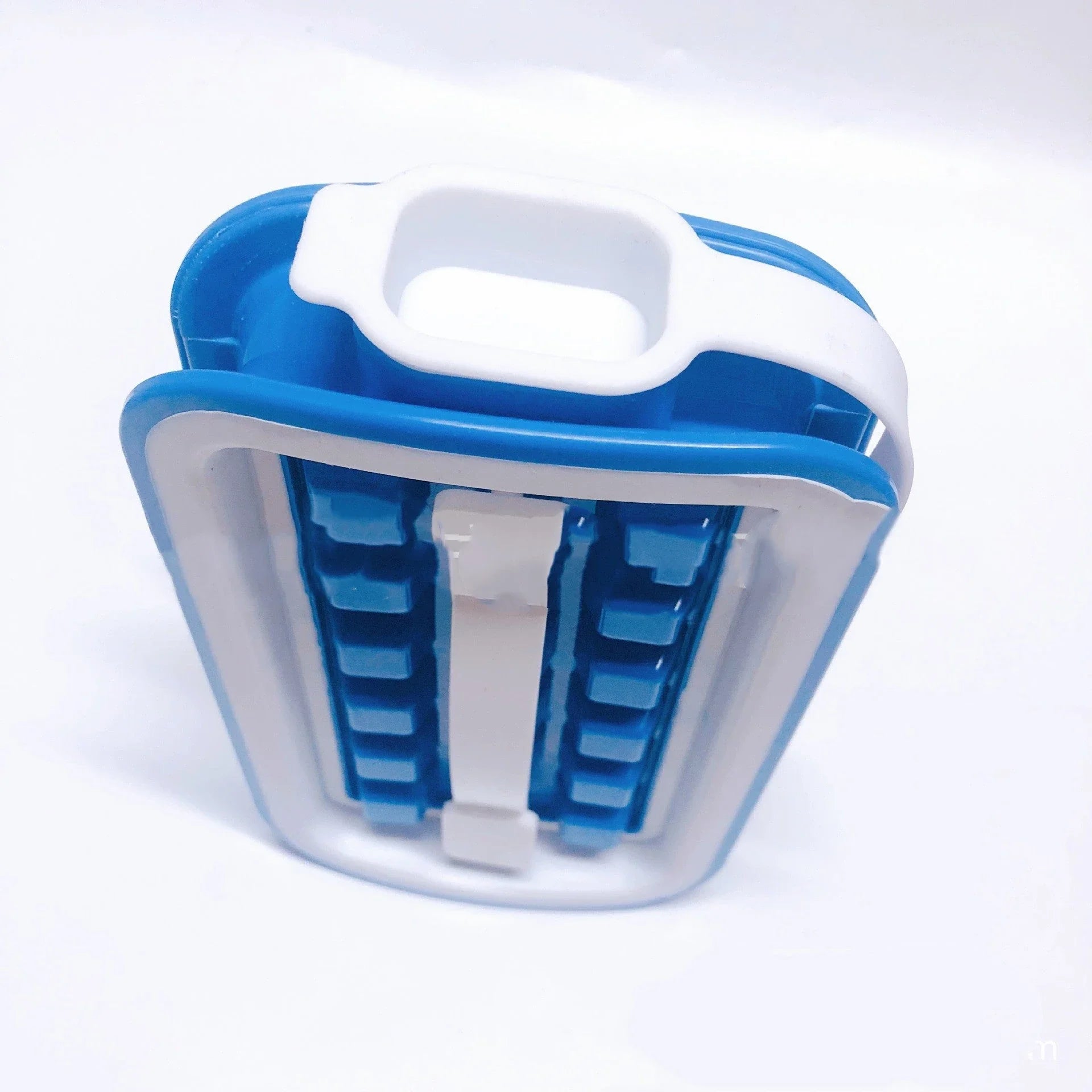 Premium silicone ice cube tray with 36 slow-melting cubes for chilled cocktails and beverages