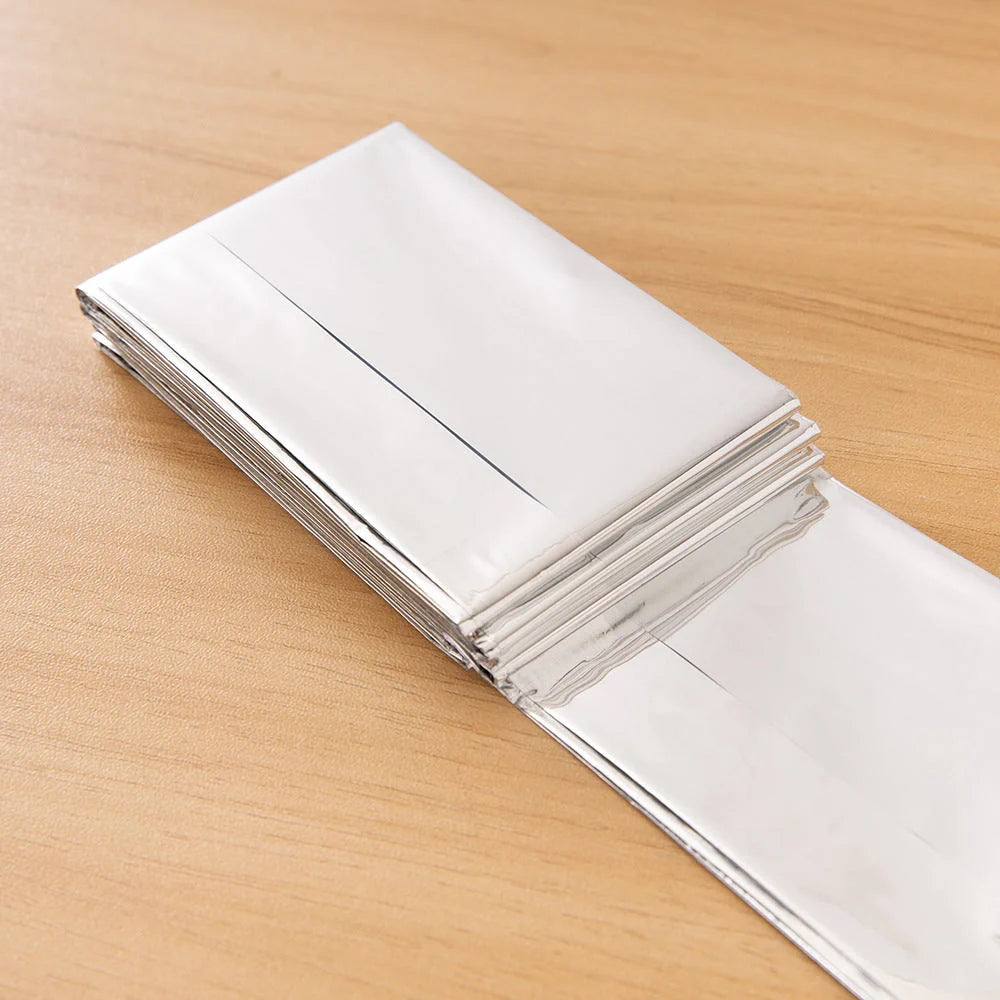 Double-sided silver and gold emergency survival blanket for outdoor use