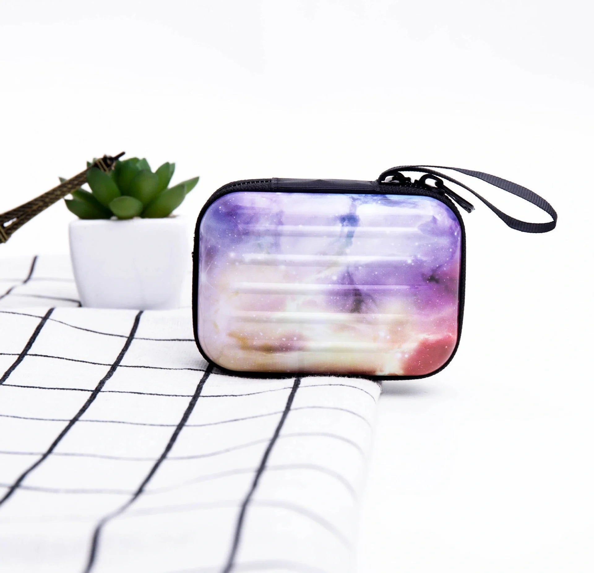 Tinplate coin purse with anime-inspired cartoon graphics, available in various stylish designs
