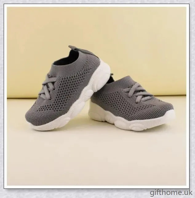 Soft-soled toddler shoes for boys and girls featuring a grid pattern design and non-slip sole for comfort and safety