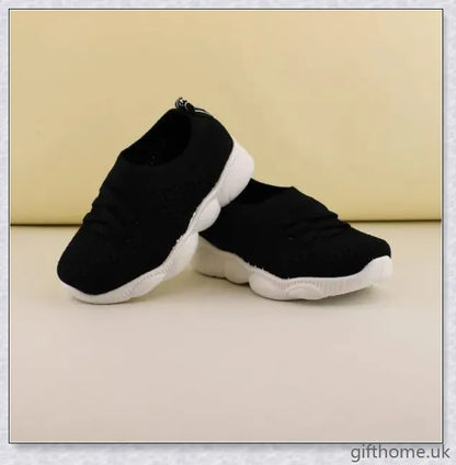 Soft-soled toddler shoes for boys and girls featuring a grid pattern design and non-slip sole for comfort and safety