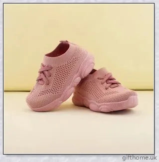 Soft-soled toddler shoes for boys and girls featuring a grid pattern design and non-slip sole for comfort and safety