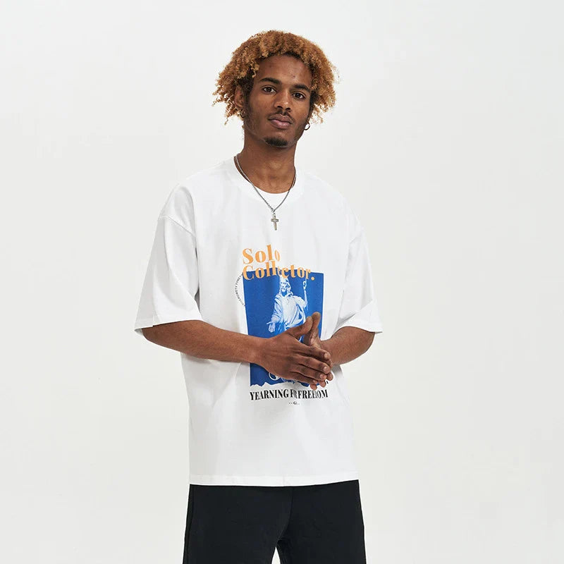 Fashionable summer t-shirt for men in a relaxed, cotton fabric with a stylish letter print
