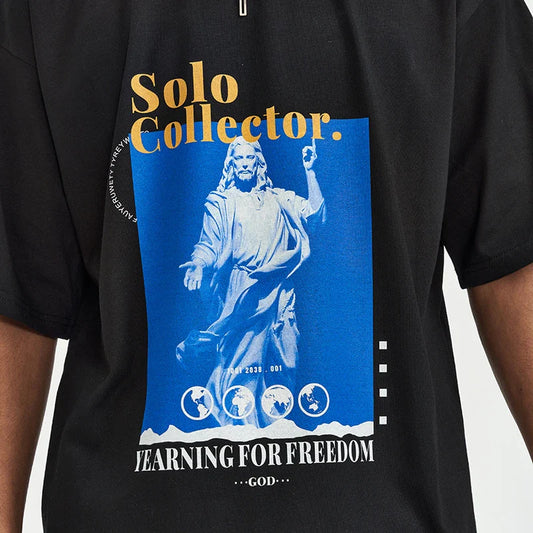 Fashionable summer t-shirt for men in a relaxed, cotton fabric with a stylish letter print
