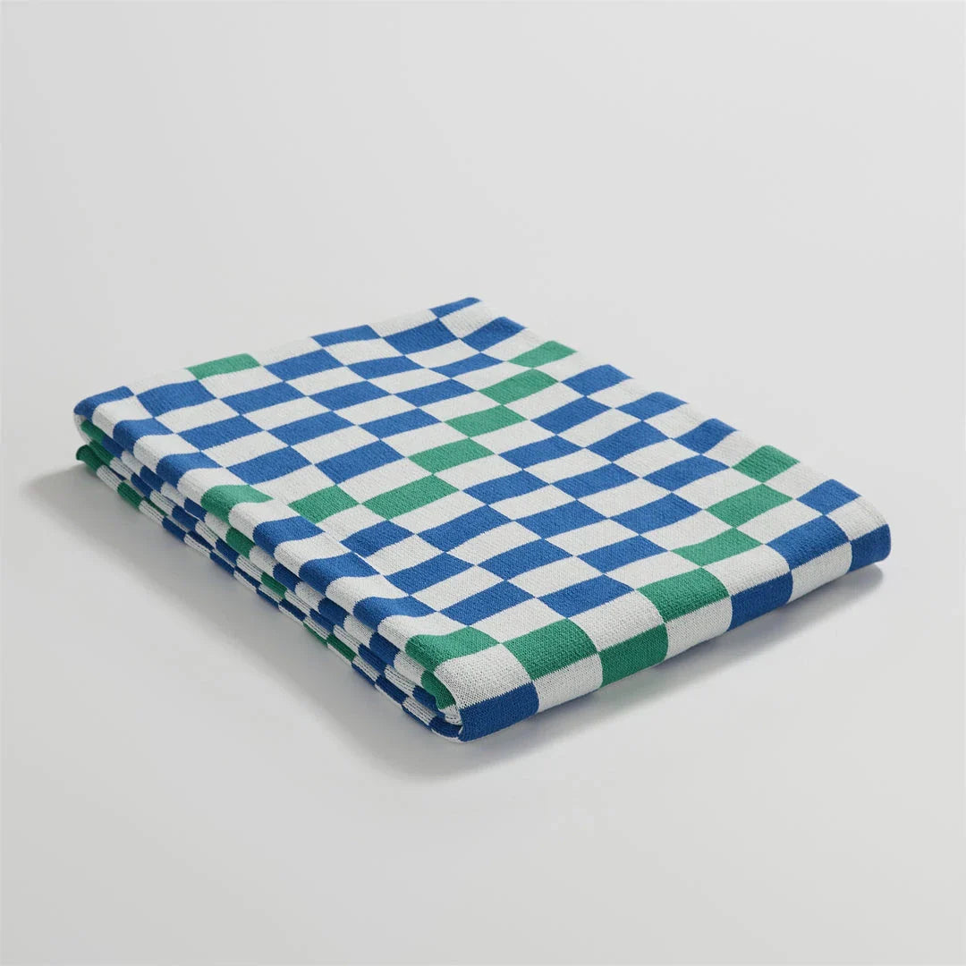 Cosy plaid blanket in a vibrant blue colour, perfect for adding warmth and charm to any indoor or outdoor setting.
