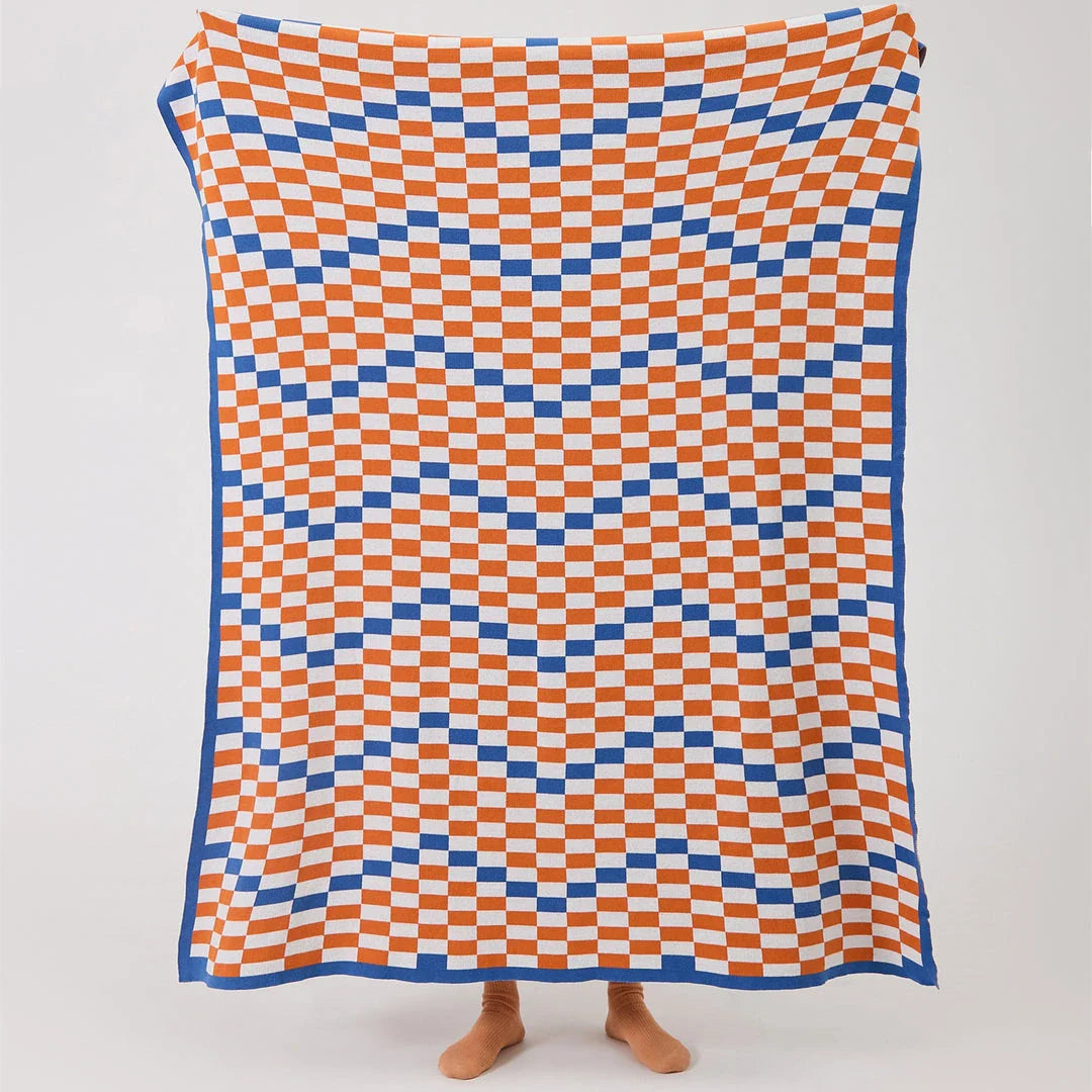 Cosy plaid blanket in a vibrant blue colour, perfect for adding warmth and charm to any indoor or outdoor setting.