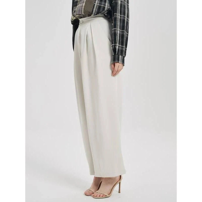 Elegant high-waist wide leg trousers for women in beige, designed for a flattering and comfortable fit.