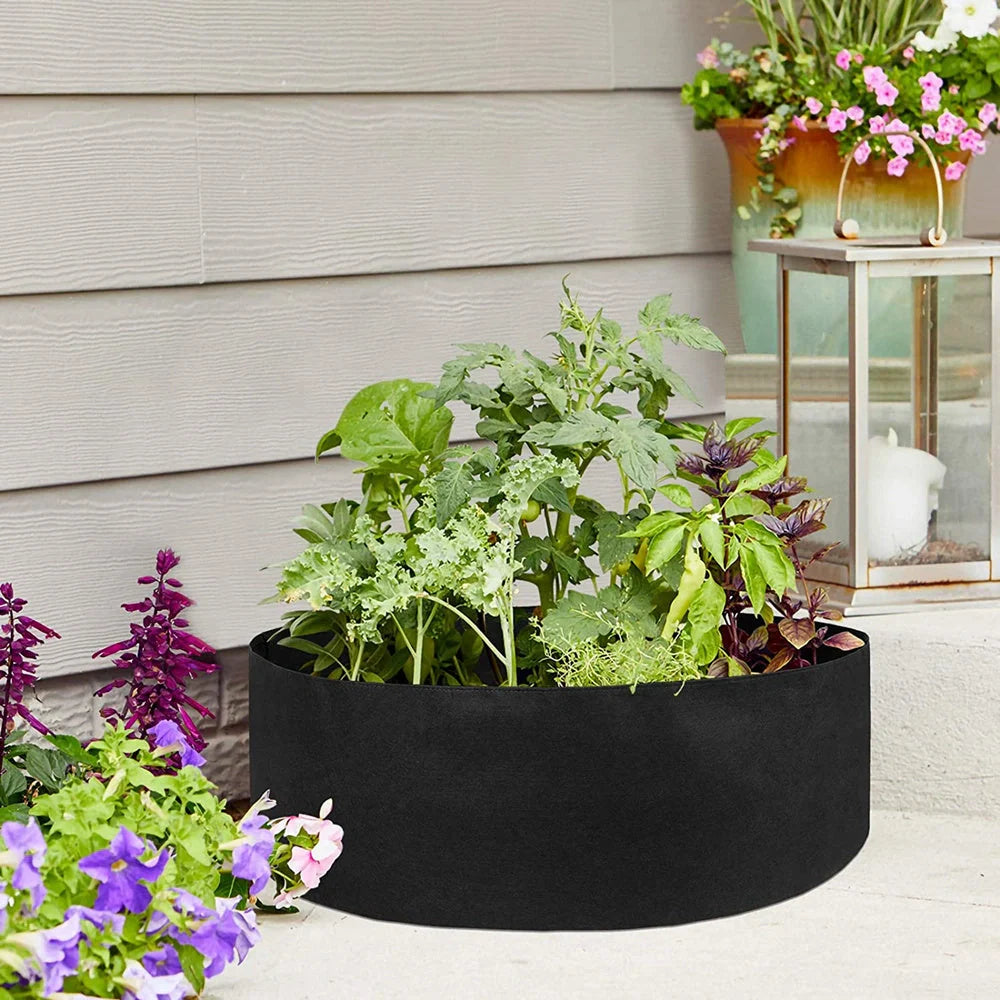 Round black and green fabric grow bags for garden plants with automatic drainage