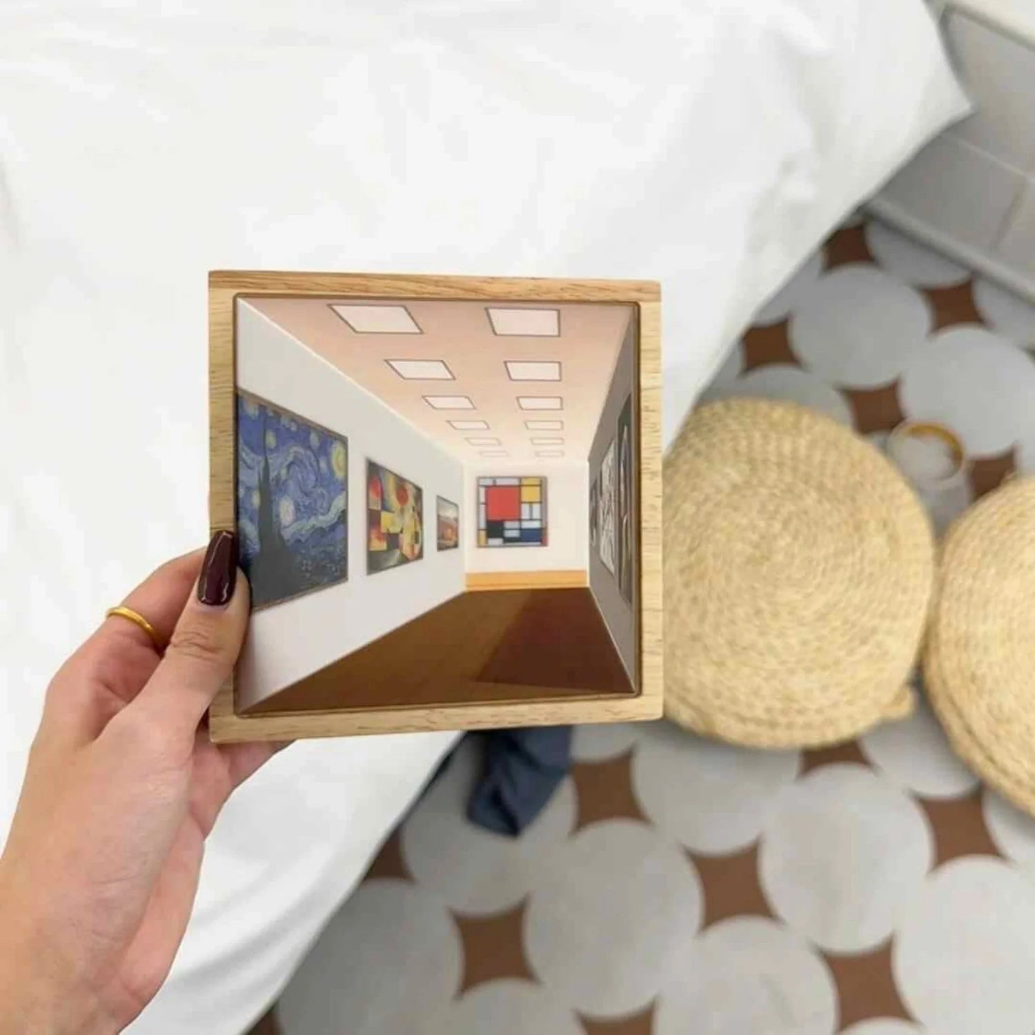 3D illusion night light with rechargeable LED and acrylic design, showing dynamic art effect
